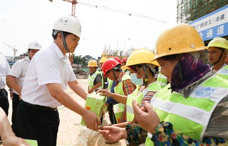 蒙勝益帶隊(duì)到柳江中醫(yī)醫(yī)院整體搬遷項(xiàng)目“送清涼”